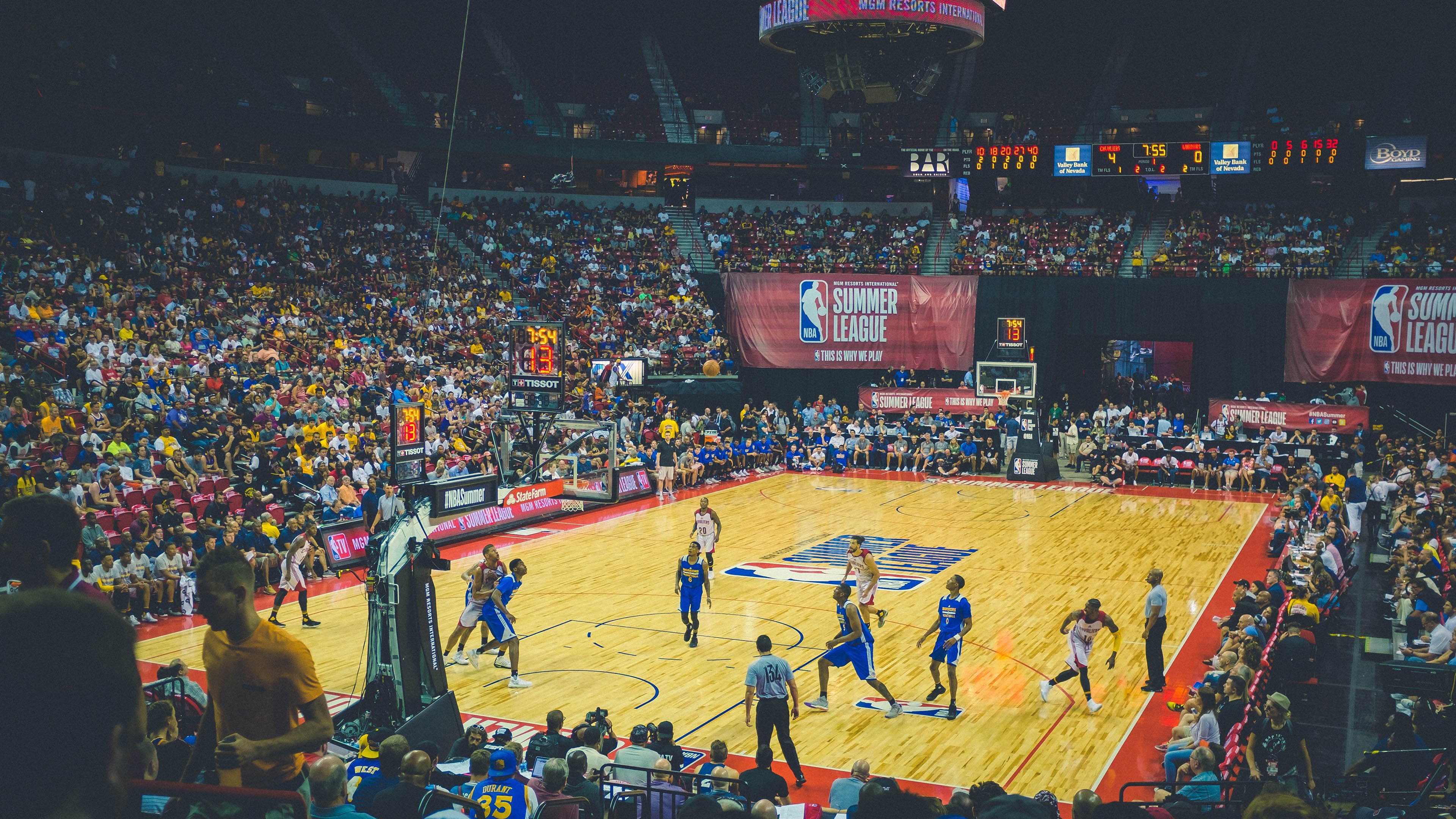 詹姆斯新星重返赛场表现突出，公牛前途光明！观众掌声雷动