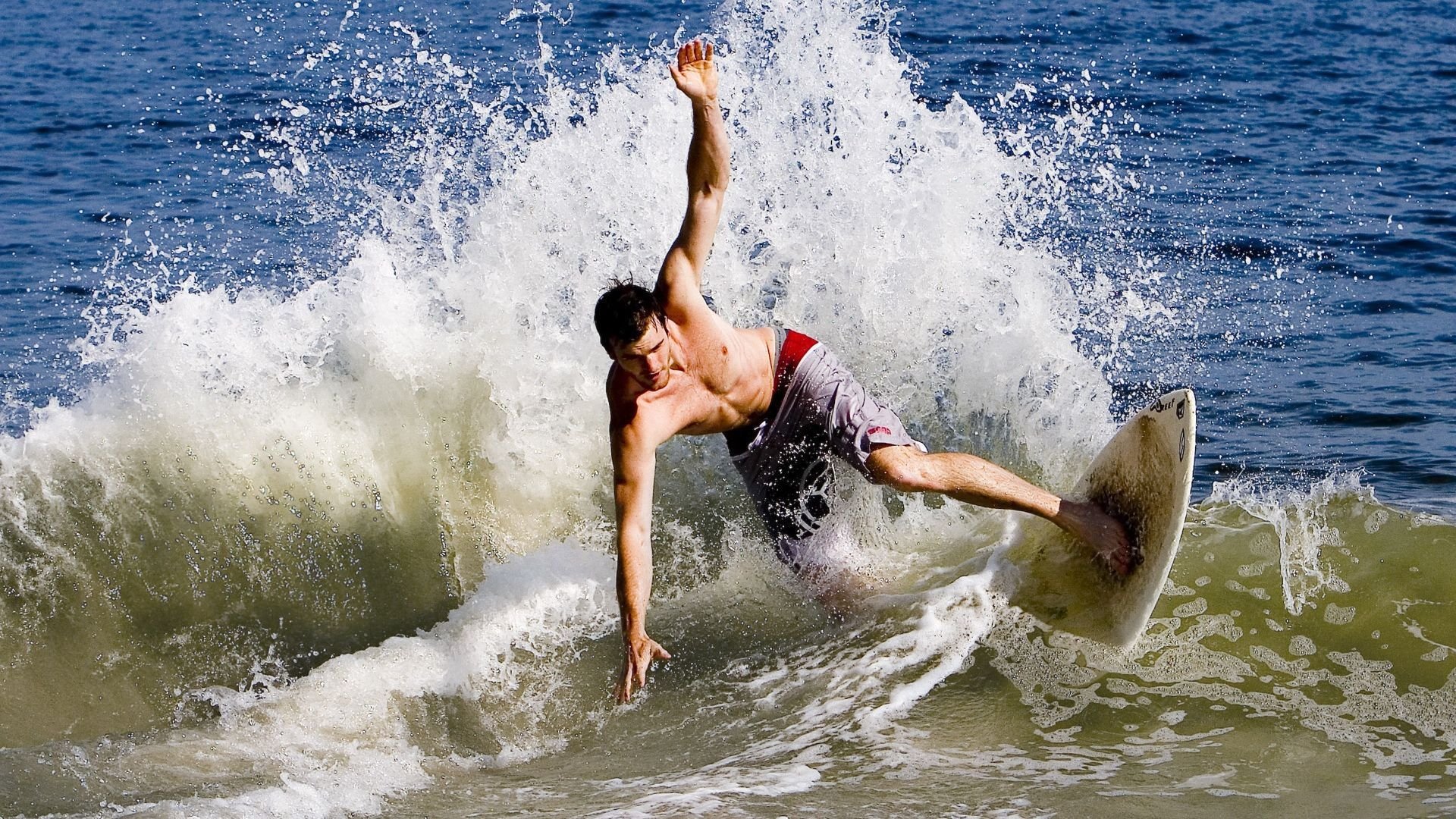 密尔沃基雄鹿决赛爆冷达拉斯独行侠，谢震业砍下6记关键球，全场沸腾-开云